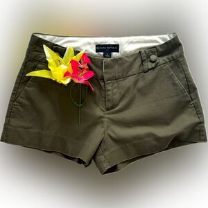 Super cute olive green Banana Republic preppy shorts!